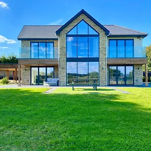 Stunning Modern Set In Beautiful Grounds. Bath